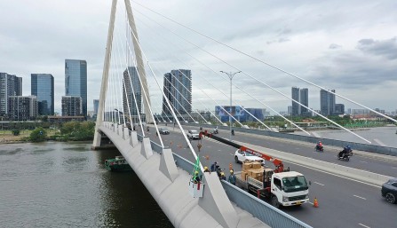 Lắp hệ thống chiếu sáng mỹ thuật trên cầu biểu tượng của TP HCM