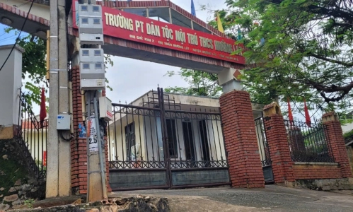 Để con cháu "lọt" vào trường đặc cách, Phó chủ tịch huyện bị kỷ luật