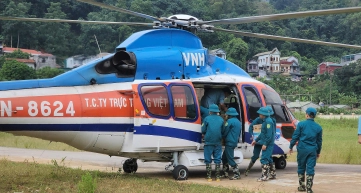 Trực thăng quân đội mang nhu yếu phẩm đến người dân vùng lũ