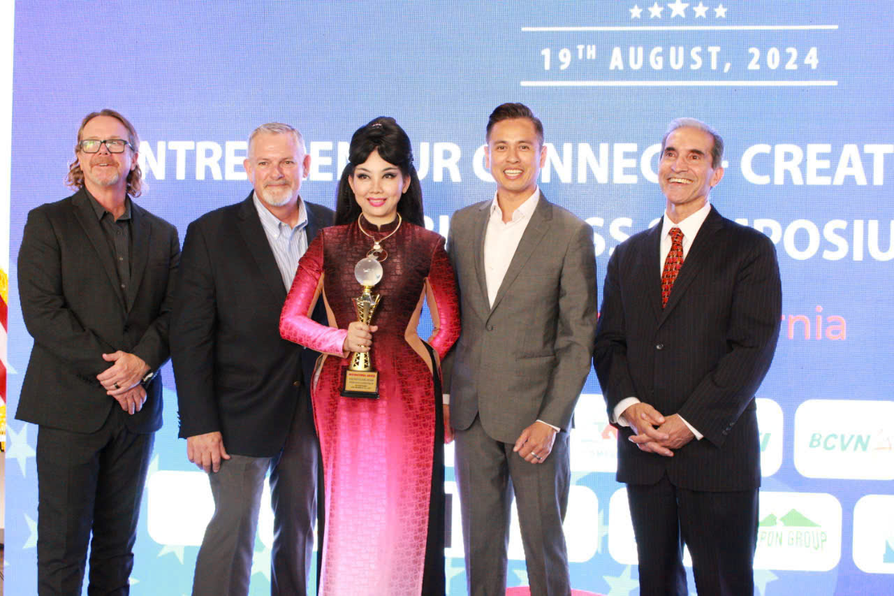 Tiến sĩ, nhà thiết kế Quỳnh Paris ngôi sao danh giá trong ngành thời trang